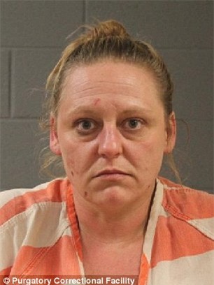 Mẹ nhẫn tâm bỏ đói, nhốt con trai nhiều năm trong nhà vệ sinh chỉ còn da bọc xương - Ảnh 2.