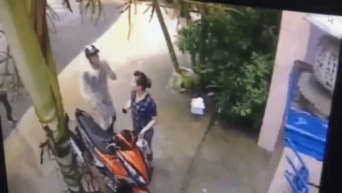 Clip sốc: Người phụ nữ bị hai đối tượng đấm thẳng vào mặt, cướp xe máy giữa ban ngày ở Sài Gòn - Ảnh 1.
