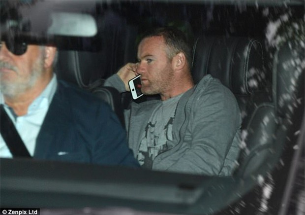 Rooney ôm hôn người đẹp nóng bỏng trong đêm bị cảnh sát bắt - Ảnh 3.