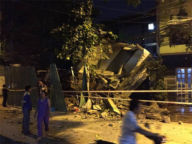 Nhiều người tháo chạy thoát khỏi 2 căn nhà đổ sập ở Sài Gòn - Ảnh 1.