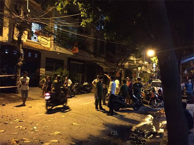Nhiều người tháo chạy thoát khỏi 2 căn nhà đổ sập ở Sài Gòn - Ảnh 2.