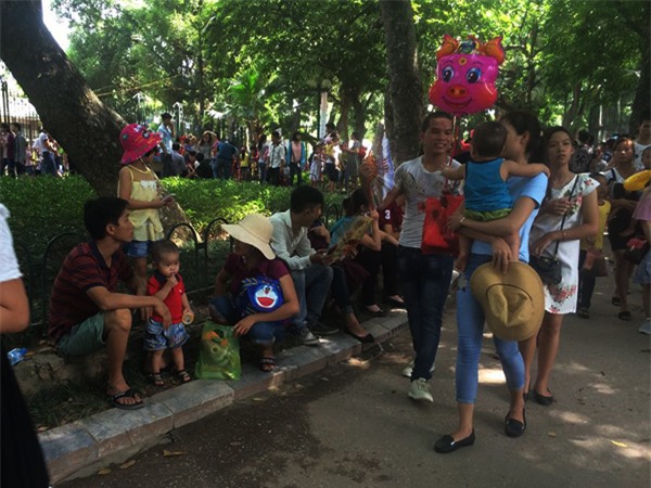 Hà Nội: Nhiều bậc cha mẹ trèo rào, trốn vé vào CV Thủ lệ ngày nghỉ lễ đầu tiên - Ảnh 12.