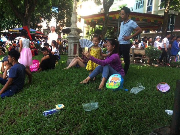Hà Nội: Nhiều bậc cha mẹ trèo rào, trốn vé vào CV Thủ lệ ngày nghỉ lễ đầu tiên - Ảnh 14.