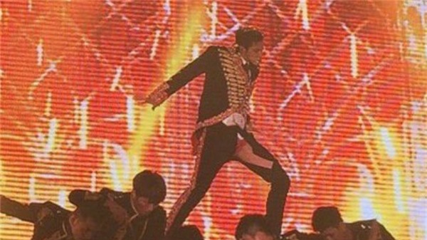 loat sao nam cung "lan dan duong quan ao" chang thua gi tran thanh - 9