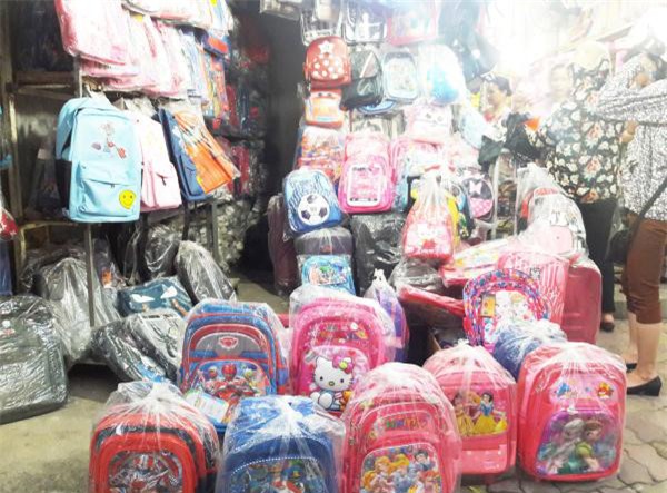 Cặp chống gù của Nhật Bản có kích cỡ khá cồng kềnh. ảnh: T.G