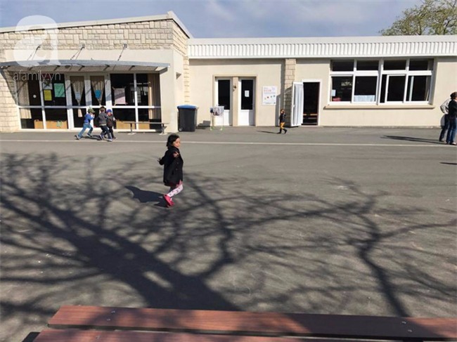 Mẹ Việt cho con đi học mẫu giáo ở Pháp: Trẻ không tự xúc ăn sẽ bị trả về... huấn luyện lại - Ảnh 1.