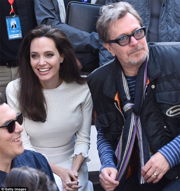 Angelina Jolie - Brad Pitt đã tái hợp, xúc động khóc òa và ôm chầm lấy nhau khi gặp mặt - Ảnh 4.
