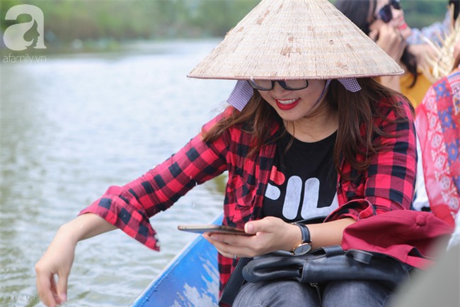 Không cần đi đâu xa, tới chùa Hương ngắm hoa súng đầu mùa đẹp như trong tranh - Ảnh 12.
