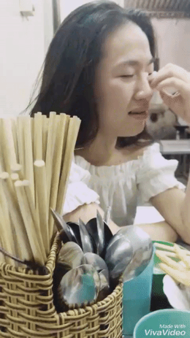 Nghe chàng trai nói không được lấy vợ vì nghèo, cô gái vừa khóc tức tưởi vừa nâng chén tiêu sầu - Ảnh 1.