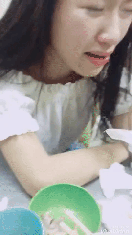 Nghe chàng trai nói không được lấy vợ vì nghèo, cô gái vừa khóc tức tưởi vừa nâng chén tiêu sầu - Ảnh 3.