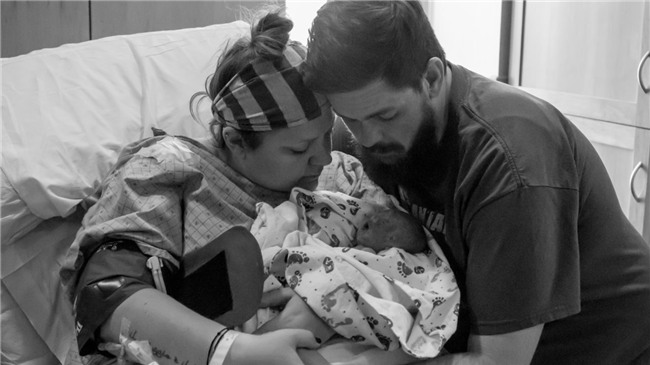 cau chuyen xuc dong dang sau buc anh be gai ngu ngon lanh ben hu tro cot mau xam - 1