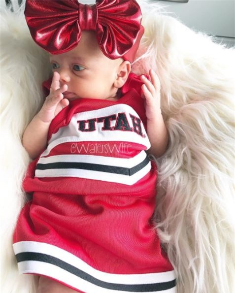 cau chuyen xuc dong dang sau buc anh be gai ngu ngon lanh ben hu tro cot mau xam - 2