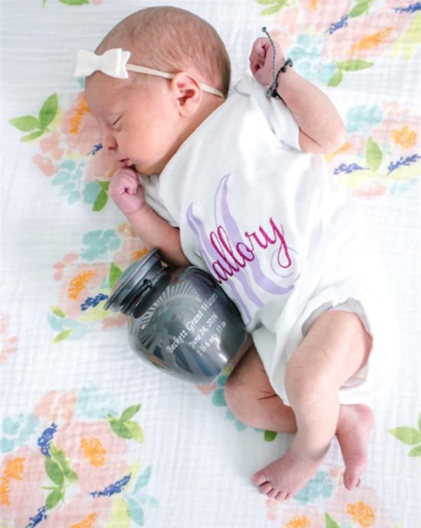 cau chuyen xuc dong dang sau buc anh be gai ngu ngon lanh ben hu tro cot mau xam - 3