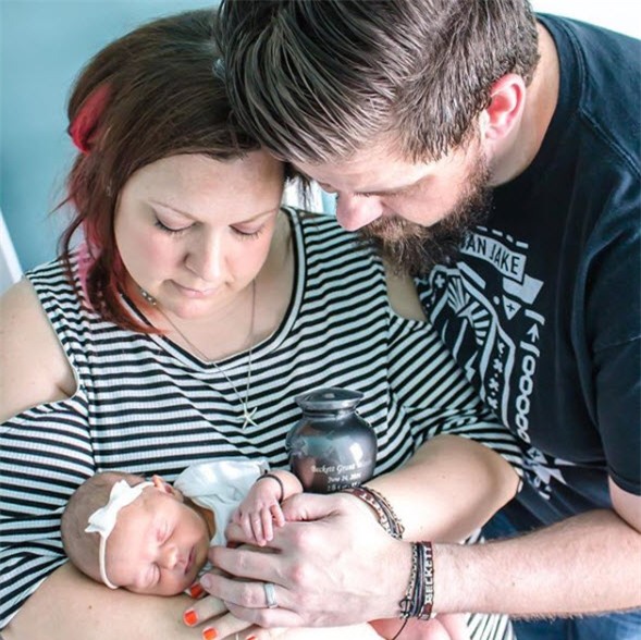 cau chuyen xuc dong dang sau buc anh be gai ngu ngon lanh ben hu tro cot mau xam - 4