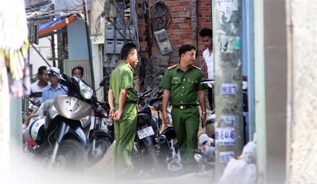 nguoi dan ong sat hai nu viet kieu roi ngu cung voi xac chet mot dem - 1