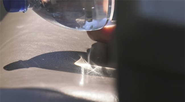 Để chai nước trong xe hơi là hành động cực kỳ nguy hiểm, cảnh sát khuyến cáo chủ xe nên lưu ý - Ảnh 1.