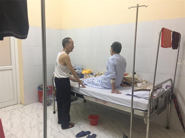 Cụ ông chạy xe 30km vào viện chăm anh trai 90 tuổi: Hình ảnh khiến bao trái tim thổn thức - Ảnh 3.