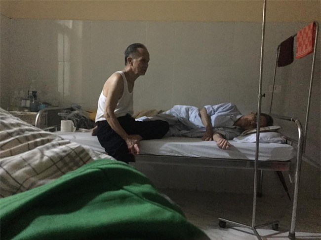 Cụ ông chạy xe 30km vào viện chăm anh trai 90 tuổi: Hình ảnh khiến bao trái tim thổn thức - Ảnh 5.