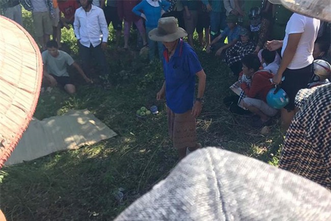 Buồn chuyện gia đình, người mẹ trẻ đang mang thai ôm 2 con nhỏ nhảy cầu tự tử - Ảnh 1.