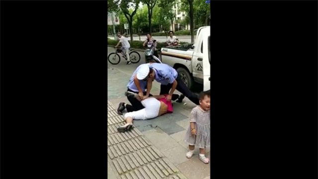 Tranh cãi với cảnh sát, mẹ đang bế con bị quật ngã sấp mặt vì lý do không thể chấp nhận - Ảnh 2.