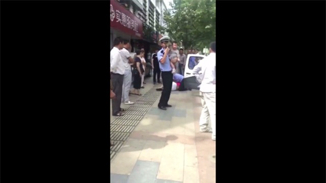 Tranh cãi với cảnh sát, mẹ đang bế con bị quật ngã sấp mặt vì lý do không thể chấp nhận - Ảnh 3.