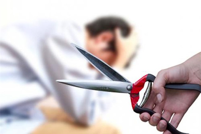 Chồng suốt ngày chỉ biết đi chơi, không đưa tiền về nhà bị vợ “xử đẹp” bằng lưỡi kéo oan nghiệt - Ảnh 1.