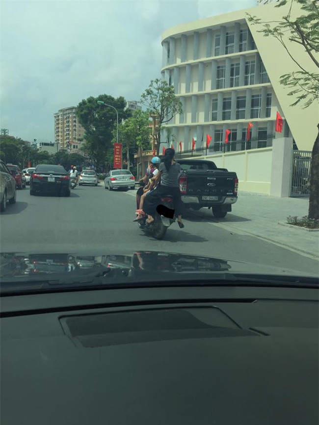 Hình ảnh người phụ nữ trên phố Hà Nội khiến cánh đàn ông tái mặt nể phục  - Ảnh 1.