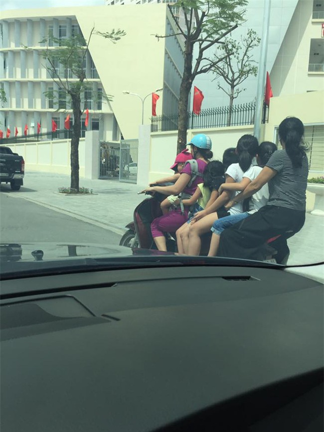 Hình ảnh người phụ nữ trên phố Hà Nội khiến cánh đàn ông tái mặt nể phục  - Ảnh 2.