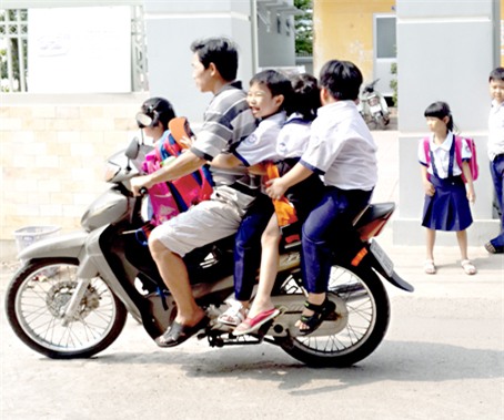 Hình ảnh người phụ nữ trên phố Hà Nội khiến cánh đàn ông tái mặt nể phục  - Ảnh 3.