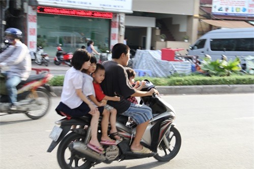 Hình ảnh người phụ nữ trên phố Hà Nội khiến cánh đàn ông tái mặt nể phục  - Ảnh 5.