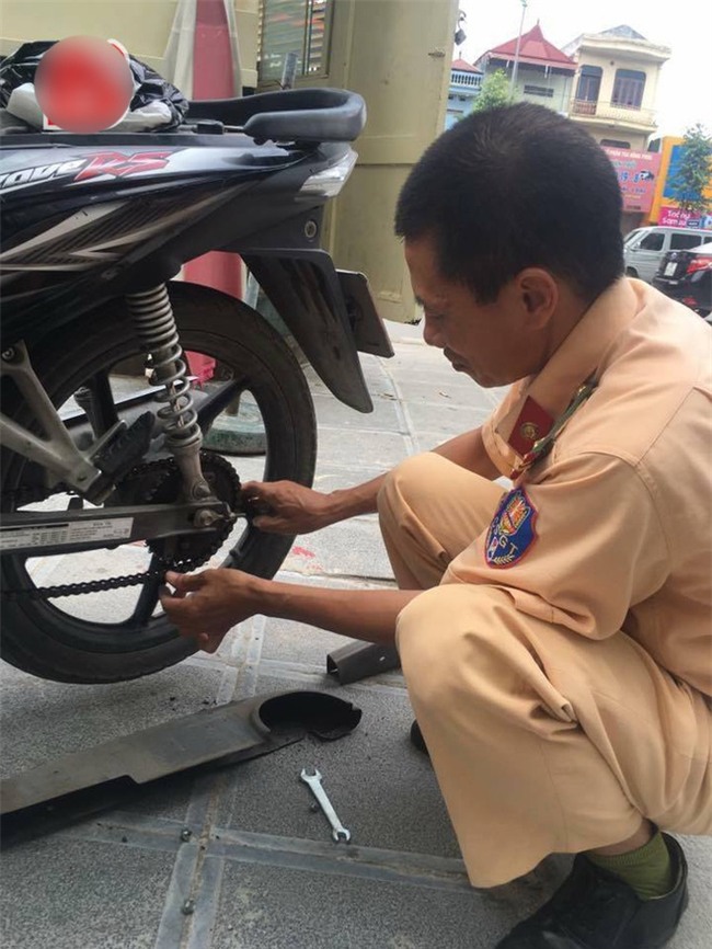 Hành động hiếm thấy của người CSGT khiến ai nấy cũng ấm lòng - Ảnh 1.