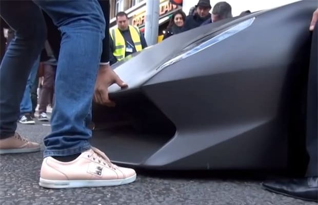 Một chiếc Lamborghini Sesto Elemento thậm chí cần được nâng bằng tay để vỉa hè hỏi phá hỏng mũi xe