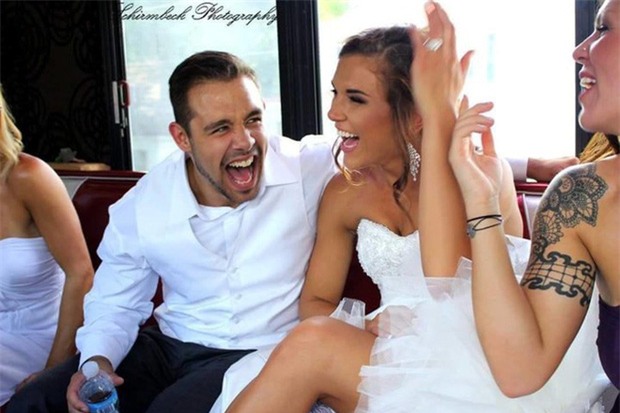 Điều gì hấp dẫn ở chiếc váy cưới cũ này mà 12 người phụ nữ xếp hàng chờ tới lượt mặc đến tận năm sau? - Ảnh 1.