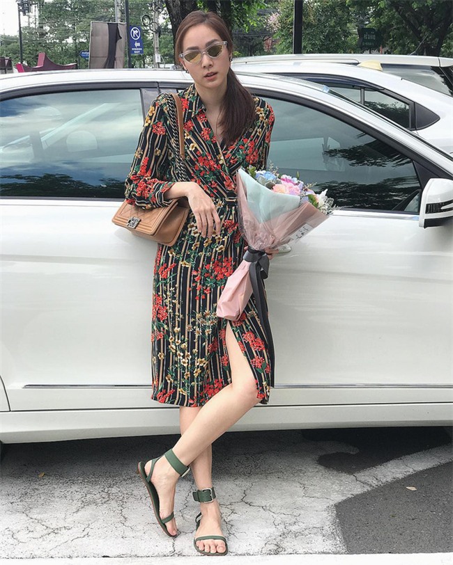 Trời vào thu, phái đẹp châu Á đều rủ nhau ăn mặc kín hơn hẳn! - Ảnh 1.