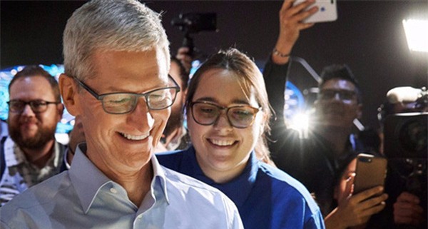 Tim Cook tự tay đập tan hoài nghi của mọi người bằng những sản phẩm bị gọi là "bom xịt"