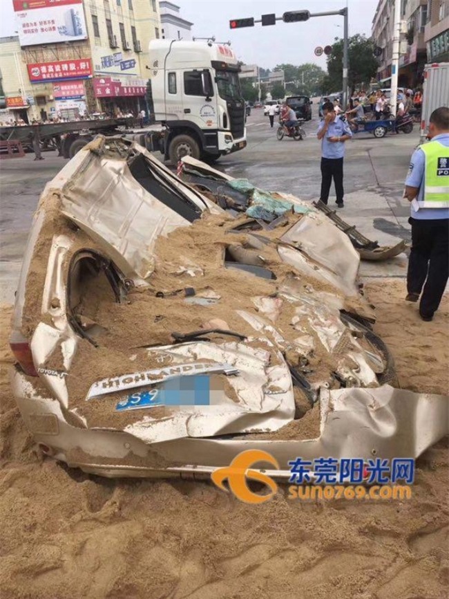 Kinh hoàng khoảnh khắc container chở cát mất lái, đè bẹp chiếc xe con đi ngược chiều - Ảnh 3.