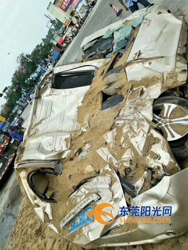 Kinh hoàng khoảnh khắc container chở cát mất lái, đè bẹp chiếc xe con đi ngược chiều - Ảnh 3.