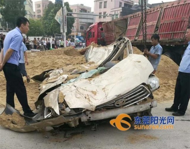 Kinh hoàng khoảnh khắc container chở cát mất lái, đè bẹp chiếc xe con đi ngược chiều - Ảnh 3.