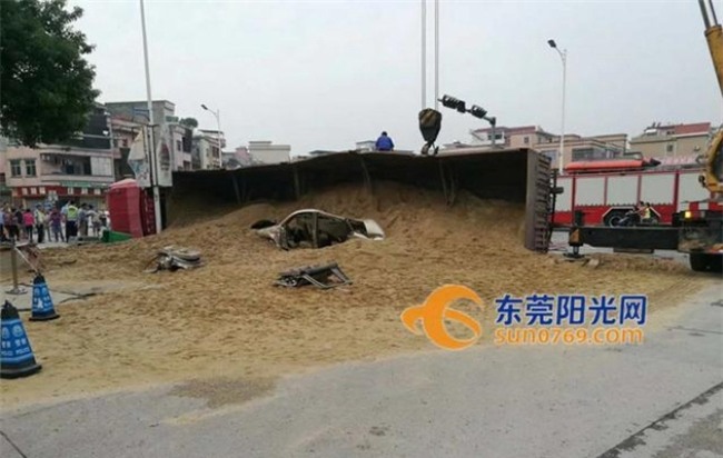 Kinh hoàng khoảnh khắc container chở cát mất lái, đè bẹp chiếc xe con đi ngược chiều - Ảnh 3.