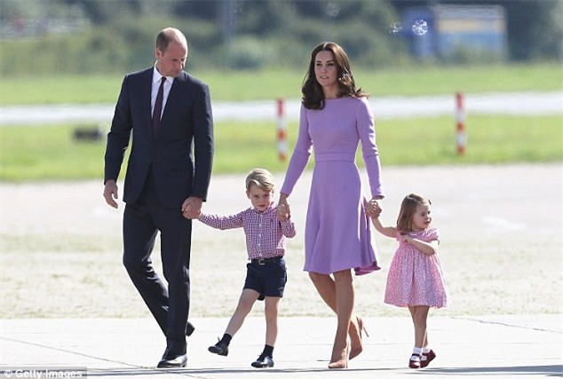 Công nương Kate chính thức công bố mang bầu lần 3 và lại khổ sở vì ốm nghén - Ảnh 3.