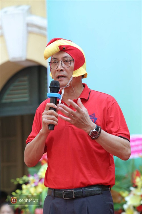 Hiệu trưởng trường Việt Đức hóa gà trống, vui vẻ nhảy múa bên học sinh trong lễ khai giảng-1