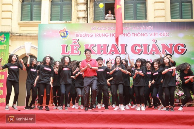 Hiệu trưởng trường Việt Đức hóa gà trống, vui vẻ nhảy múa bên học sinh trong lễ khai giảng-2