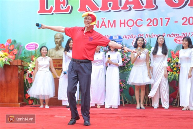 Hiệu trưởng trường Việt Đức hóa gà trống, vui vẻ nhảy múa bên học sinh trong lễ khai giảng-3