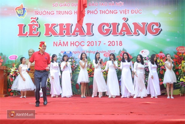 Hiệu trưởng trường Việt Đức hóa gà trống, vui vẻ nhảy múa bên học sinh trong lễ khai giảng-4