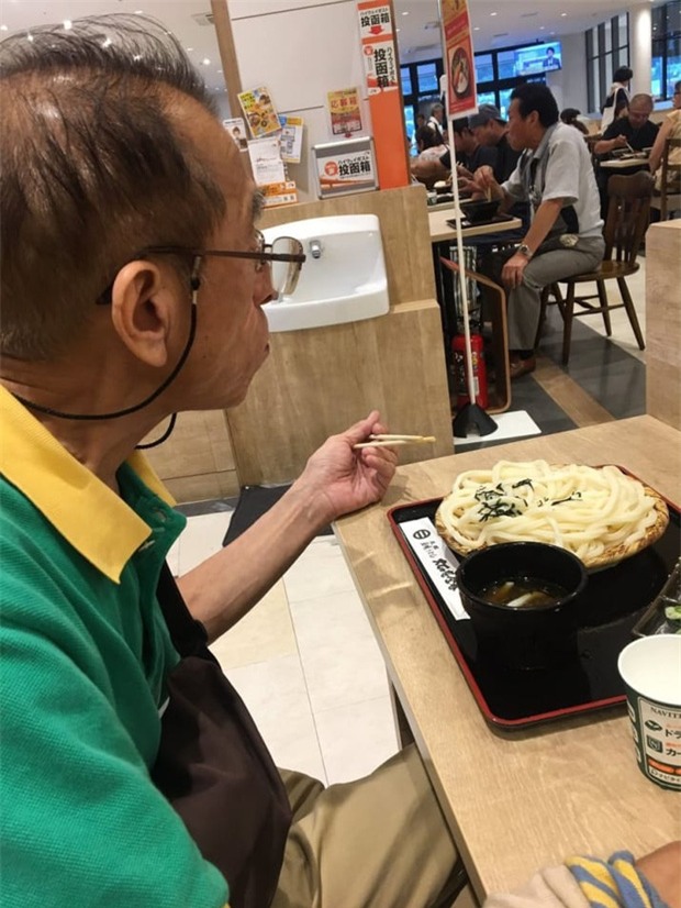 Thấy bố thật cổ hủ khi mặc chiếc áo phông sờn cũ suốt 20 năm, nhưng khi nhìn vào cuốn album, con gái liền bật khóc khi biết sự thật - Ảnh 2.