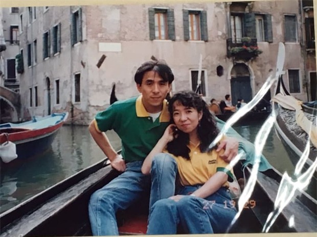 Thấy bố thật cổ hủ khi mặc chiếc áo phông sờn cũ suốt 20 năm, nhưng khi nhìn vào cuốn album, con gái liền bật khóc khi biết sự thật - Ảnh 3.