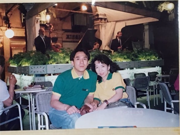 Thấy bố thật cổ hủ khi mặc chiếc áo phông sờn cũ suốt 20 năm, nhưng khi nhìn vào cuốn album, con gái liền bật khóc khi biết sự thật - Ảnh 4.