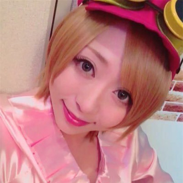 Thấy bố thật cổ hủ khi mặc chiếc áo phông sờn cũ suốt 20 năm, nhưng khi nhìn vào cuốn album, con gái liền bật khóc khi biết sự thật - Ảnh 5.