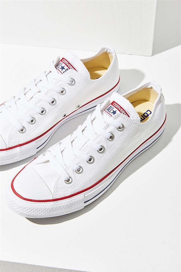 Dù ngoài kia có la liệt những thiết kế mới, thì phái đẹp vẫn luôn mê mệt 5 đôi sneaker này - Ảnh 1.