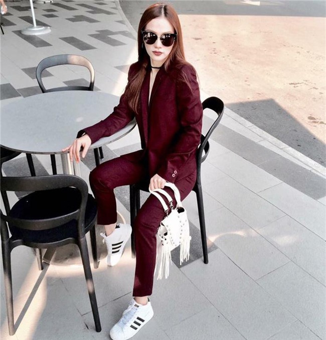Dù ngoài kia có la liệt những thiết kế mới, thì phái đẹp vẫn luôn mê mệt 5 đôi sneaker này - Ảnh 14.